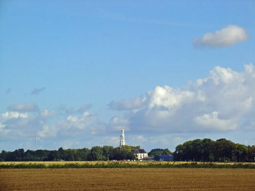 Uithuizermeeden: Zicht op Uithuizermeeden met Mariakerk